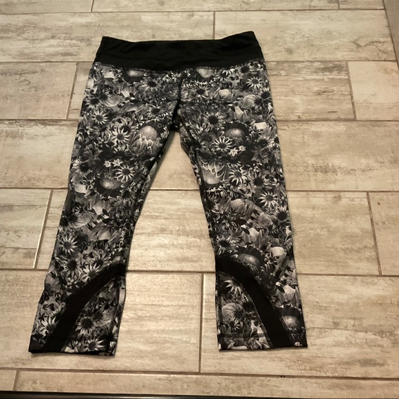 lululemon athletica Pants - Lululemon inspire crops size 8 euc